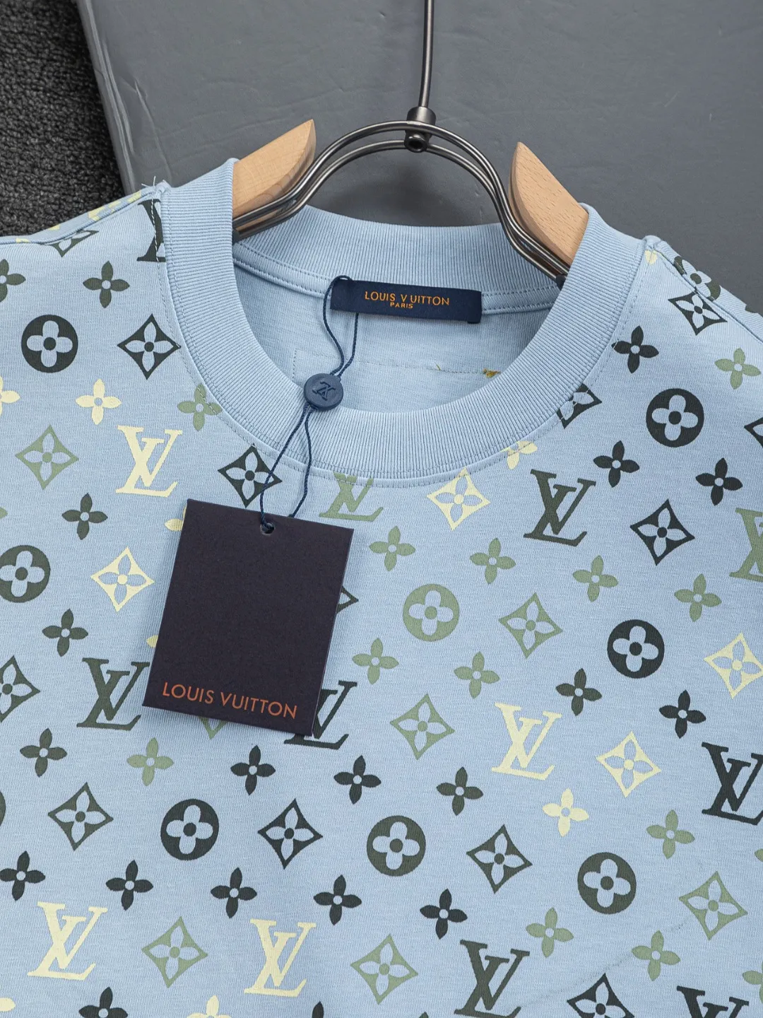 🅿️200 Louis Vuitton 1V LV lv slightly wide version S-XL LV 26ss new products are available at the counter simultaneously. Multiple craftsmanship. Chest patch letters 🪡 embroidery. Back patch letters four-leaf clover 🍀🪡 embroidery. Round neck short-sleeved T-shirt, same style for men and women! Consigned to one-to-one creation. Synchronized with the official website, pure cotton fabrics at the counter! It is close to the skin and comfortable, durable and easy to wear. It has a classic and simple logo design and meticulous original craftsmanship. Short-sleeves, a must-have item for men, do not appear to be the same for the general public, but must be unique and eye-catching. This LV short-sleeve is all about quality, comfort, the same shape and fashion as always, including fabrics and cutting techniques. All of them have been made with great effort! 320 grams of washed pure cotton fabric, pure cotton is breathable, very refreshing and comfortable for daily wear. The rib knitting on the neckline is smooth and tight, and the neckline will not be skewed if you toss it at will. The loose version, you will find that it looks really good on the upper body. The overall is minimalist and neat, super versatile for daily use! Pair it casually with a pair of pants for a youthful look. A T-shirt will make your outfit crazy. It is a fashionable item that can never go wrong! Color: Green Blue Purple Size: S-XL Size chart: S: Shoulder width 50-Bust 56-Length 70 M: Shoulder width 52-Bust 57-Length 72 L: Shoulder width 54-Bust 59-Length 74 XL: Shoulder width 56-Bust 62-Length 76